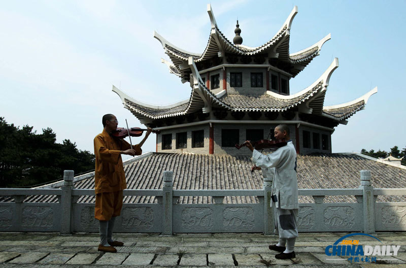 探訪湖北30多名和尚尼姑組成禪樂團