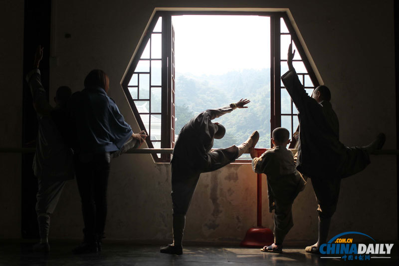 探訪湖北30多名和尚尼姑組成禪樂團