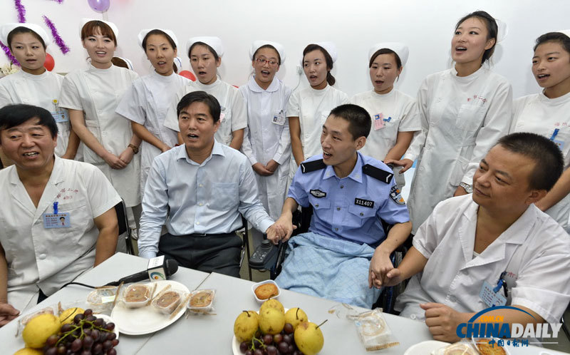 “最美學警”李博亞為護士姐姐送月餅