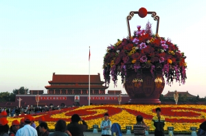 最大花籃綻放天安門 真假花結(jié)合累計(jì)超過10萬盆 圖