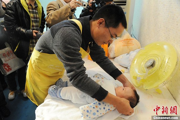 男大學老師轉行當“月嫂” 市民稱難以接受