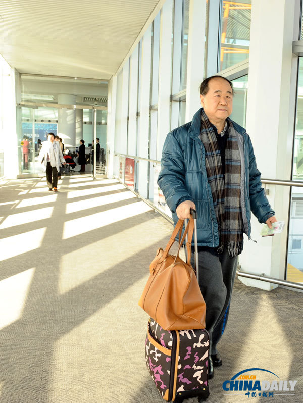 莫言現身北京首都機場 赴瑞典領取諾貝爾文學獎