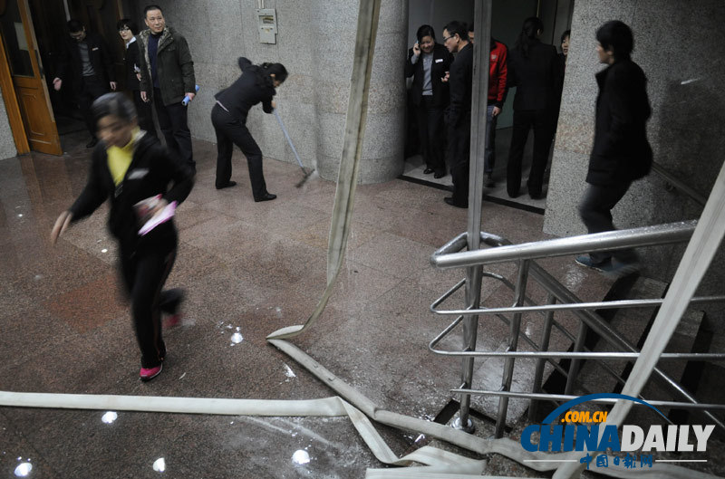 浙江杭州一百貨大樓頂層著火 事故原因調(diào)查展開