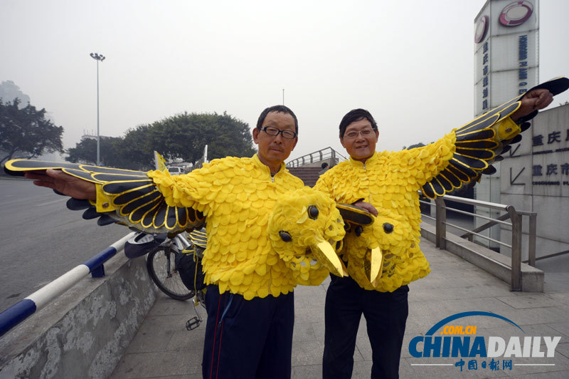 南京“鳥爺”騎行到重慶 扮“黃鸝”宣傳環保