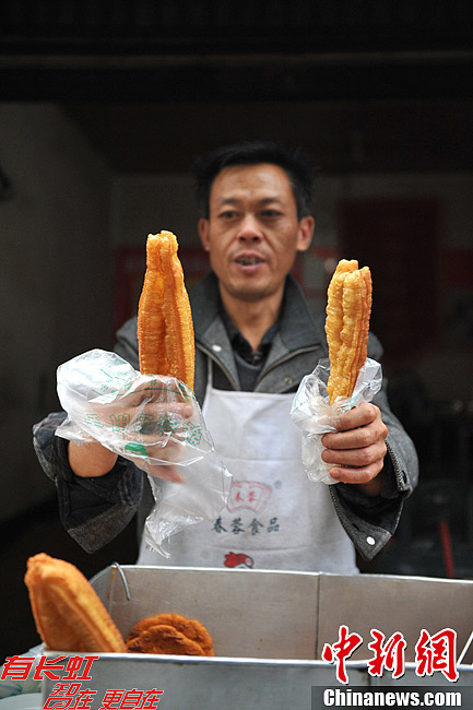 成都“油條哥”售“國際油條”走紅