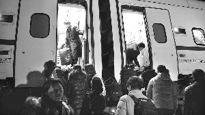 越野車撞破護欄逼停京沈動車 乘客：列車玻璃碎成網狀