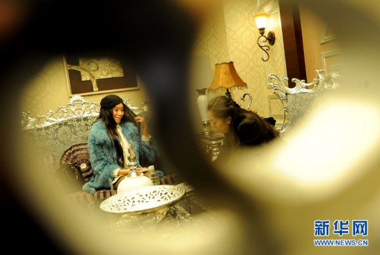 億萬富豪相親先進(jìn)行面試 看外貌再考切土豆絲