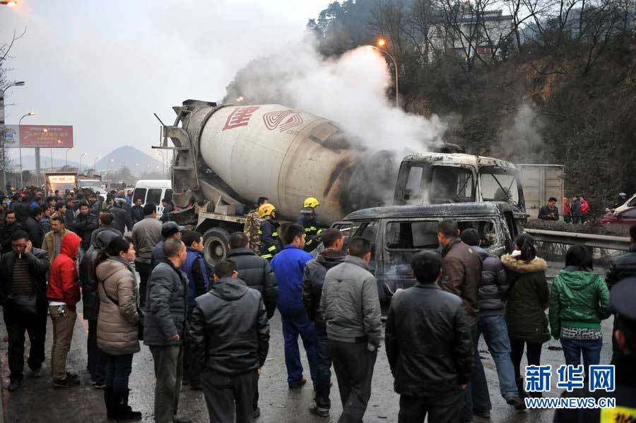貴陽(yáng)蔡家關(guān)路段18車追尾4車起火