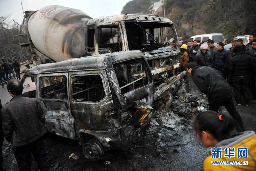 貴陽蔡家關路段18車追尾4車起火