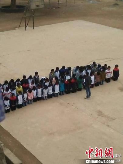 江西數十名中學生操場罰跪 涉事教師被停職