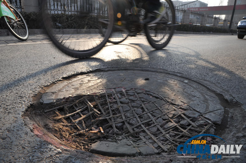 “坑爹井蓋”現身太原 竹條“混搭”水泥