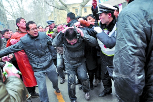 司機開車撞死男童 被誤傳二次碾軋引發群毆(圖)