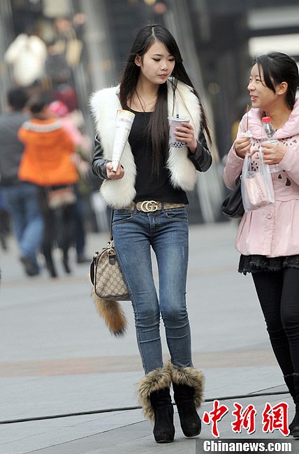 高清組圖：重慶氣溫回升 街頭美女換春裝