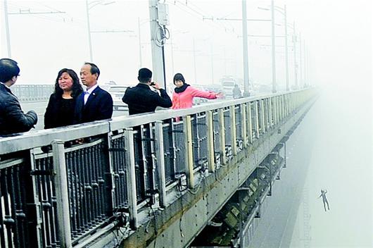 武漢長江大橋10秒內(nèi)兩人跳江 記者意外攝到跳江者 圖