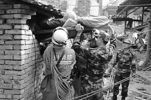 直擊蘆山震后第一夜：讓黑暗的夜晚多一份溫情