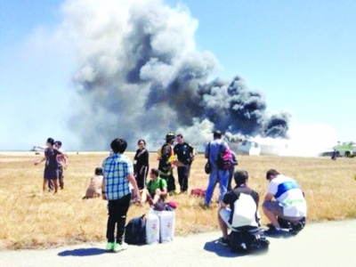 韓亞航空客機(jī)在美失事 女乘客拖行李逃生引爭議