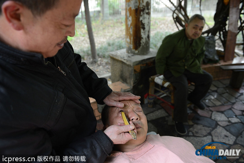 成都再現(xiàn)“刀峰洗眼” 利刀直刺眼睛