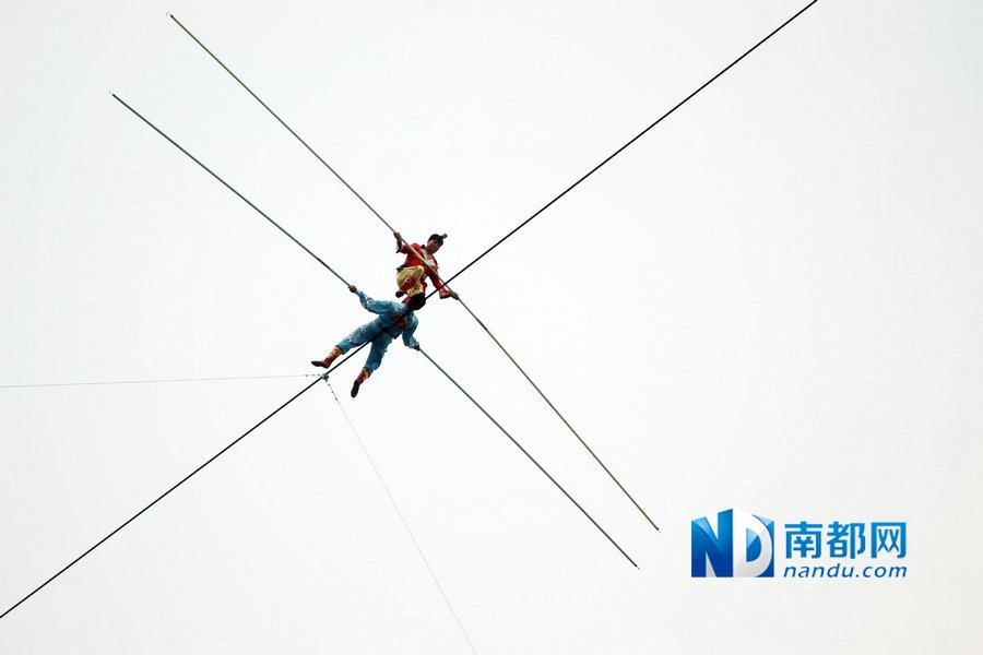 組圖：阿迪力廣州無保護走鋼絲成功橫跨珠江