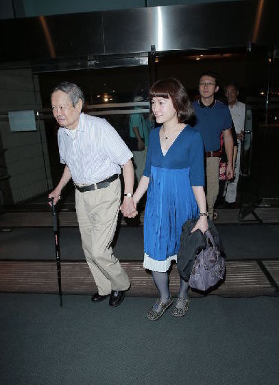 91歲楊振寧攜36歲妻子捧場(chǎng)劉曉慶話劇 十指緊扣顯恩愛
