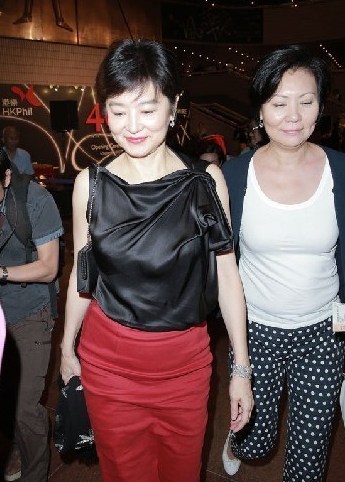 91歲楊振寧攜36歲妻子捧場(chǎng)劉曉慶話劇 十指緊扣顯恩愛