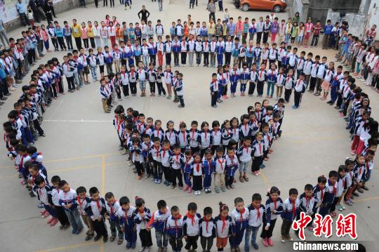 江西婺源500學童拼巨型笑臉迎國慶