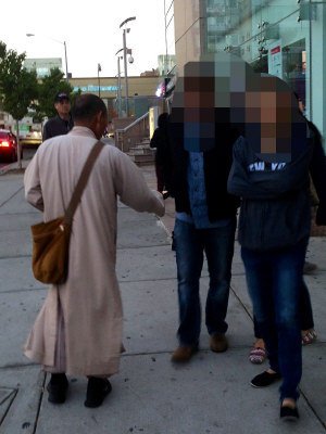 紐約頻現華人假和尚化緣 強送佛珠索要捐款(圖)