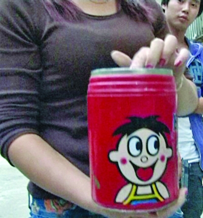 亂扔儲錢罐丟了數百元硬幣 3歲兒子被媽媽小區“罰跪”（圖）
