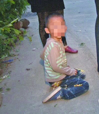 亂扔儲錢罐丟了數百元硬幣 3歲兒子被媽媽小區“罰跪”（圖）