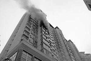 男子殺害妻兒后燒房焚尸 駕車(chē)至野外自焚身亡(圖)