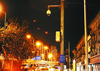 追蹤：“葡萄串”燈桿攝像頭只剩一個（圖）