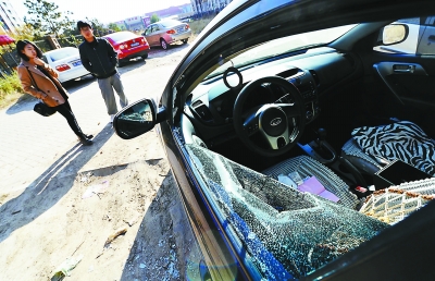 汽車停在收費車場 一夜被砸兩輛