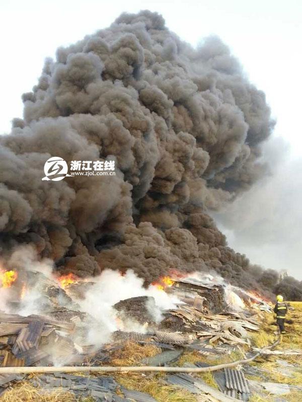 浙江澉浦一塑料廠突發(fā)大火 現(xiàn)場濃煙滾滾
