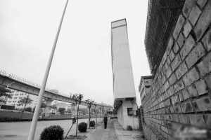 南寧再現“樓薄薄” 住宅樓讓人看著揪心（圖）