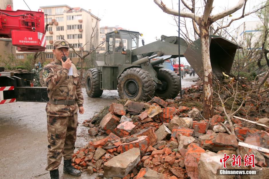 解放軍赴中石化黃濰輸油管線燃爆事故現(xiàn)場救援