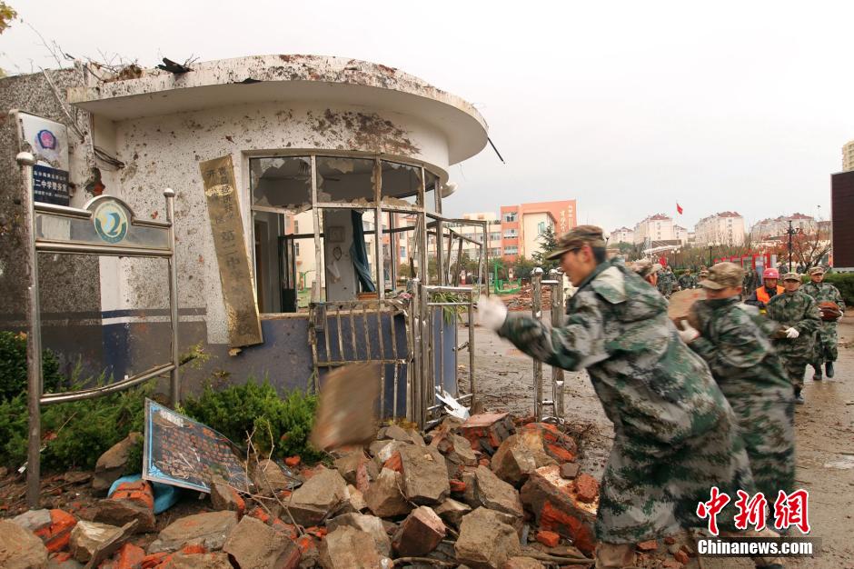 解放軍赴中石化黃濰輸油管線燃爆事故現場救援