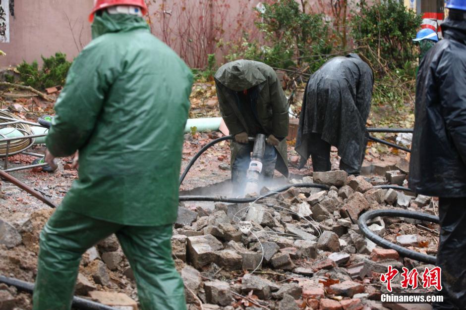 解放軍赴中石化黃濰輸油管線燃爆事故現場救援