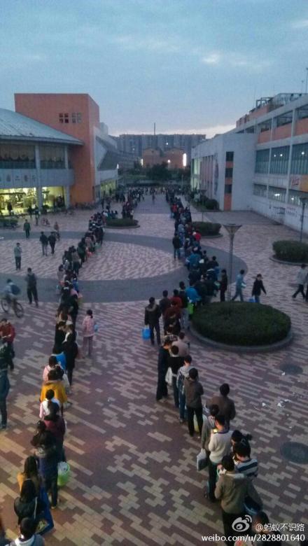 川大學生洗澡排隊兩小時遭調(diào)侃：聊天聊成情侶