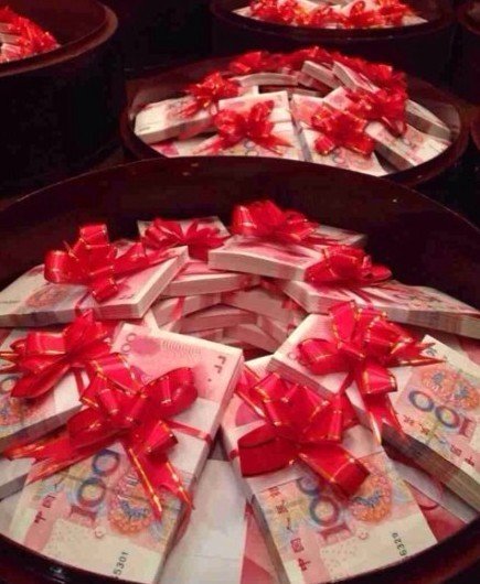 “土豪”訂婚下1080萬禮金 動用9輛豪車(組圖)