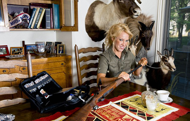 美女獵人射殺超70種動物 堅稱獵殺為保護