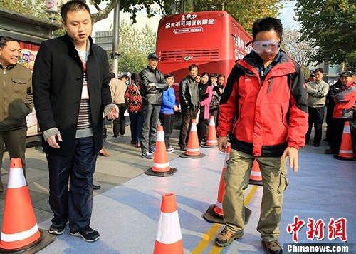 上海市民戴眩暈眼鏡感受“酒駕”