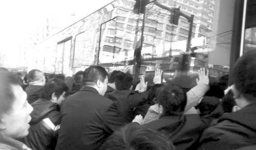 女子被卷公交車輪下 近兩百人抬車救（圖）