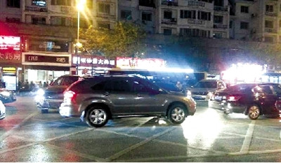 記者體驗120出診：車多時無人避讓 出入醫(yī)院被堵