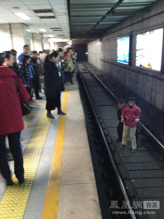 北京一女子地鐵臥軌被強行抱出