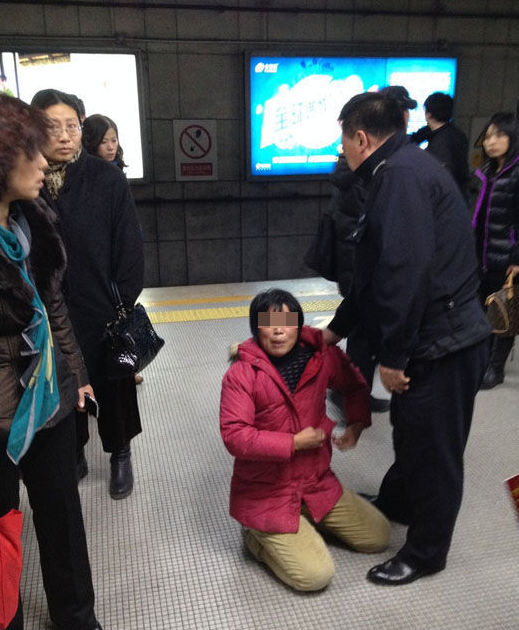 北京一女子地鐵臥軌被強行抱出