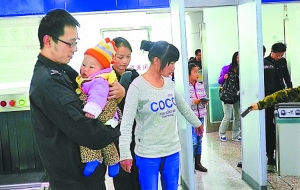 網友點贊安檢“奶爸” 筆挺抱小孩像戰士抱槍(圖)