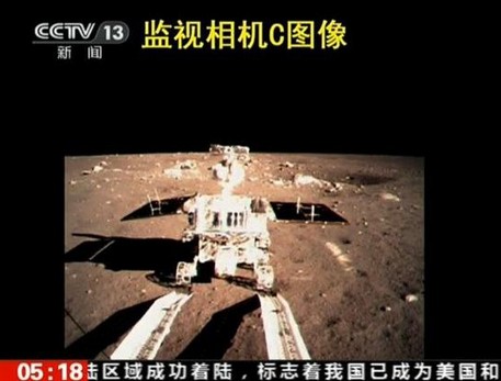 “玉兔號”月球車成功駛上月面 今將繞著陸器慢行一圈