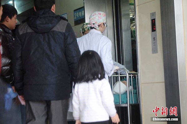 重慶被摔男嬰術后仍昏迷 打人女孩家屬從未看望