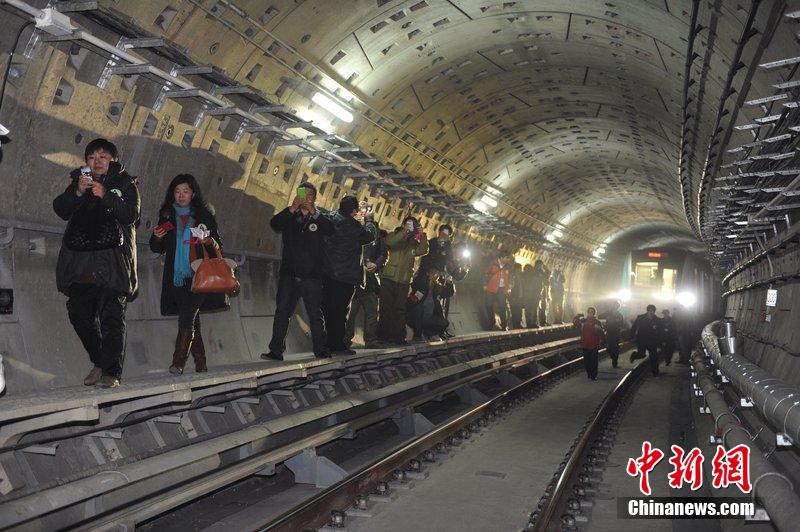 北京地鐵舉行應急疏散演練 首邀乘客參與