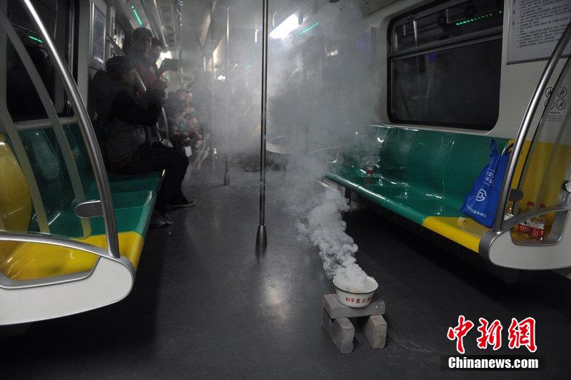 北京地鐵舉行應急疏散演練 首邀乘客參與