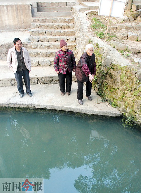廣西柳州一七旬老太跳進冰冷水中救起八旬老太